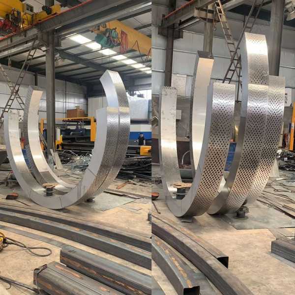 不銹鋼雕塑是因?yàn)槟男﹥?yōu)點(diǎn)被應(yīng)用的呢？