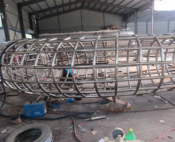 我們和不銹鋼雕塑廠家怎樣進行雕塑的溝通制作呢？