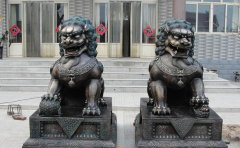 銅獅子雕塑應(yīng)該怎樣擺放？
